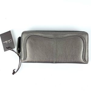 Authentic  COLE HAAN ✨ 27434 TRAVEL ZIP WALLET• VILLAGE SOFT Ⅱ ✨  New w Tag.